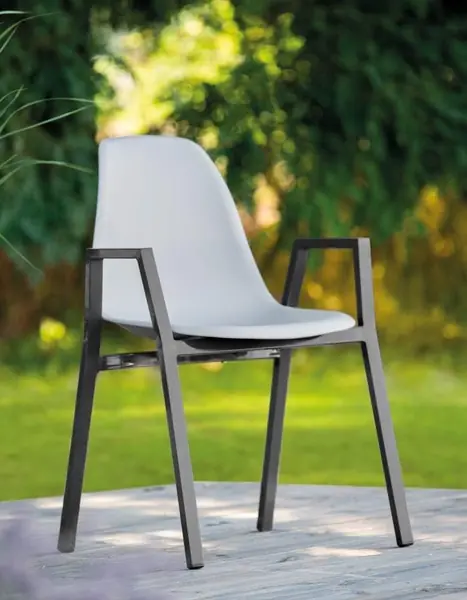Aluminiumstuhl mit Kunststoffsitzschale